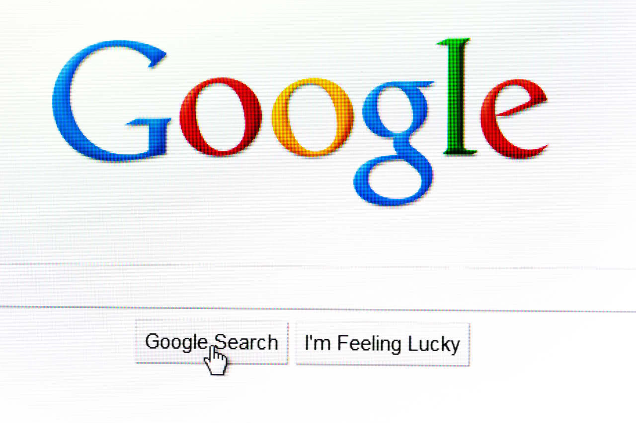 A bustling NYC café where tech enthusiasts discuss the future of Google search.